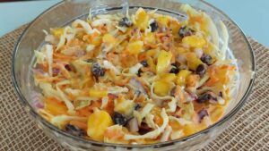 Salada de Repolho com Manga — A Combinação Tropical que Vai Revolucionar seu Cardápio!