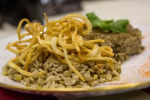Arroz de Lentilha com Cebola Frita