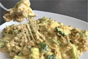 Macarrão com Brócolis e Bacon ao Molho Branco